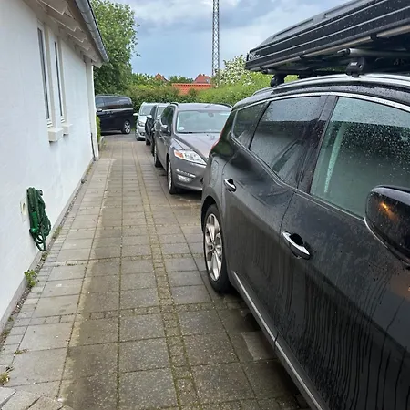 Familievenligt Hus Med Rolig Have