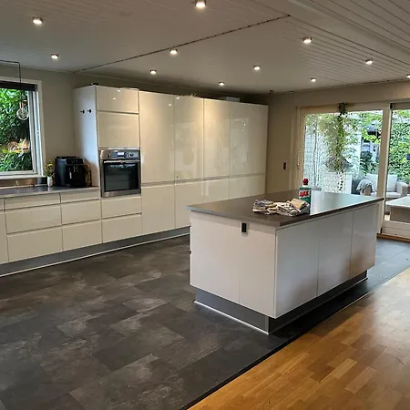 Familievenligt Hus Med Rolig Have