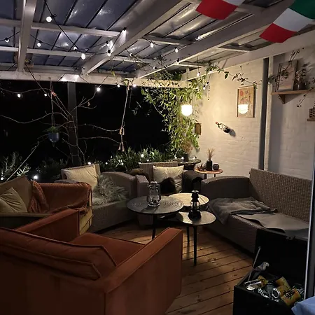 Familievenligt Hus Med Rolig Have